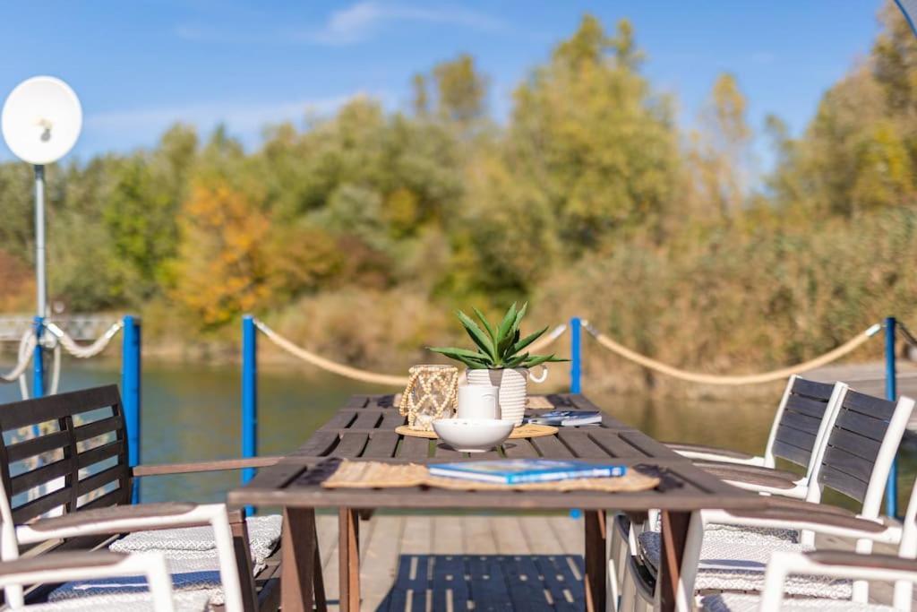 Ocarujuci Houseboat Na Dunaji Bratislava Exterior foto